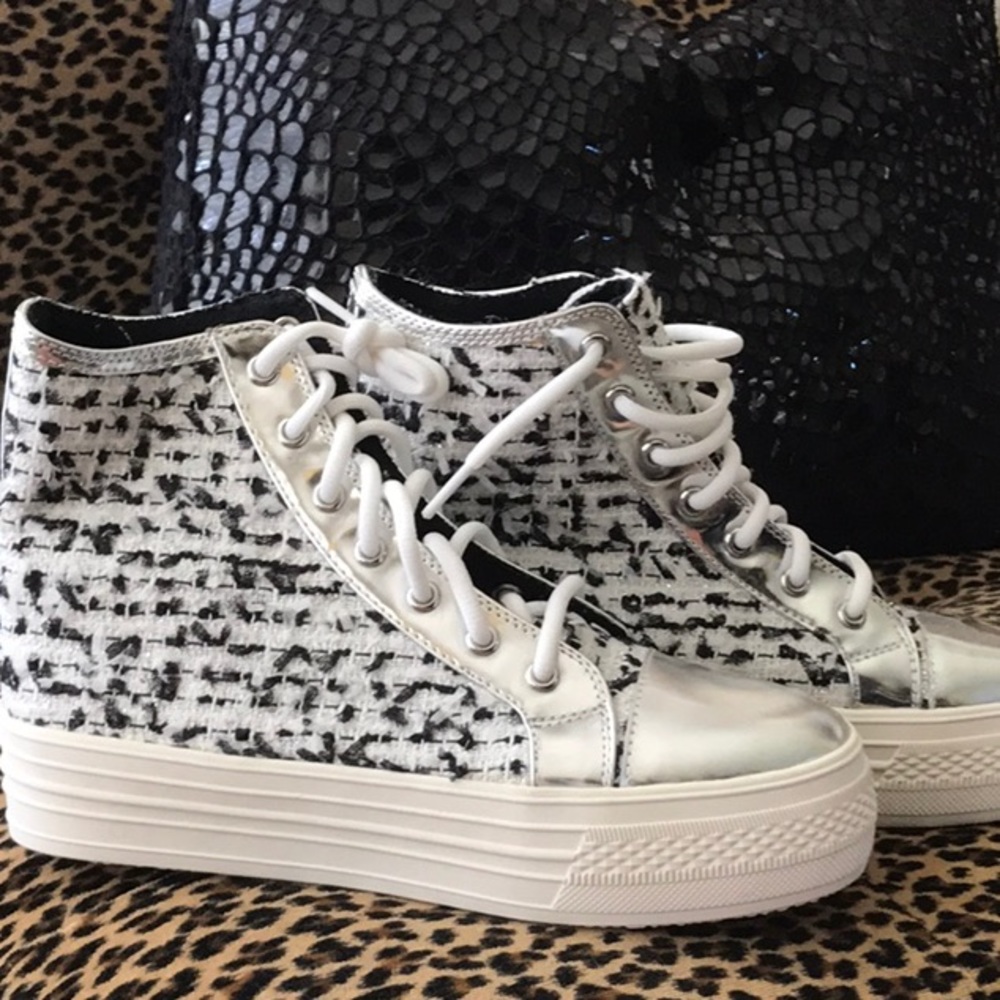 Steve Madden Hightop shoe sz 6. Metallic toes